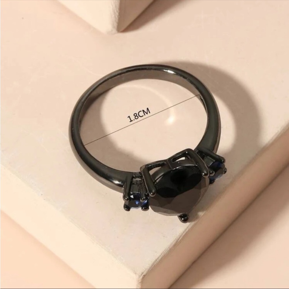 Black Heart Stone Ring - Picture 3 of 3